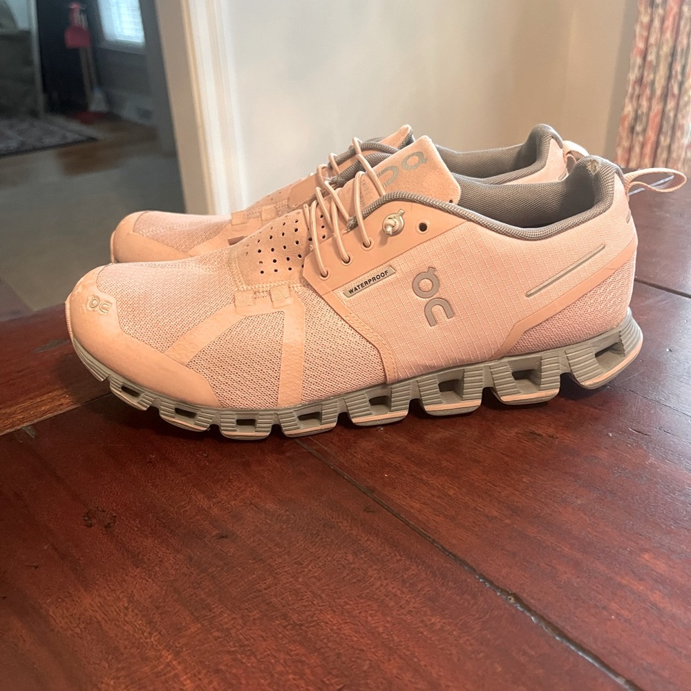 VGUC size 9.5 On Cloud running shoes